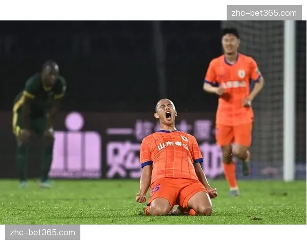 山东泰山黄政宇回撤后腰增强扫荡 瓦科超远吊射抓住门将失误